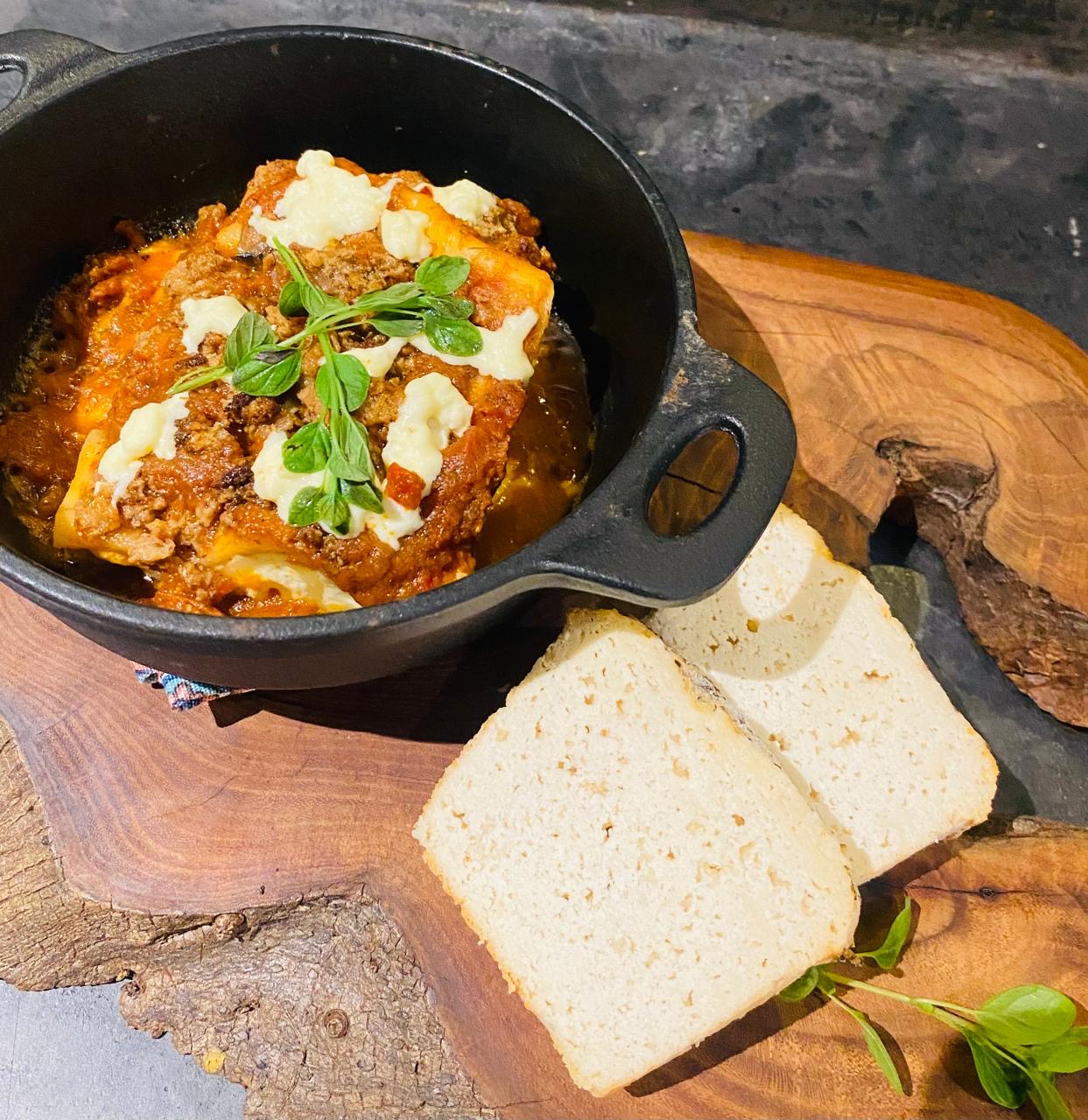 Farmhouse Lasagna with Fresh-Baked Bread / Lasaña Casera con Pan Fresco al Horno
