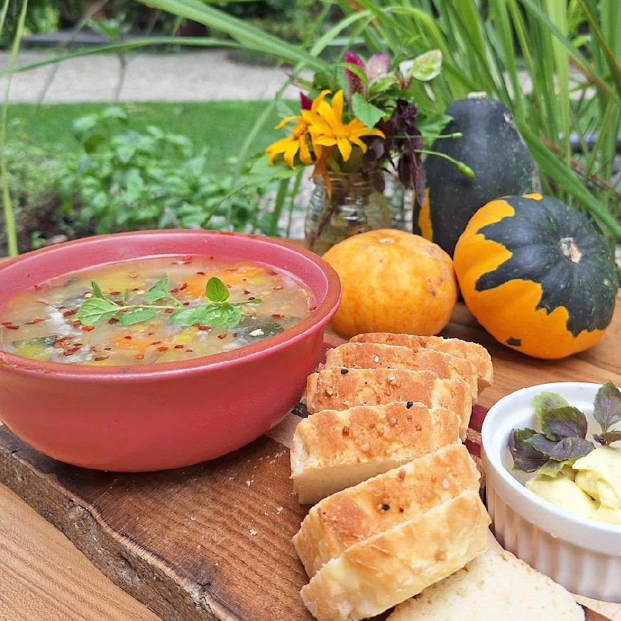 Slow-Cooked Chicken Soup with Garden Herbs 750ml / Sopa de Pollo Cocida a Fuego Lento con Hierbas del Huerto 750ml