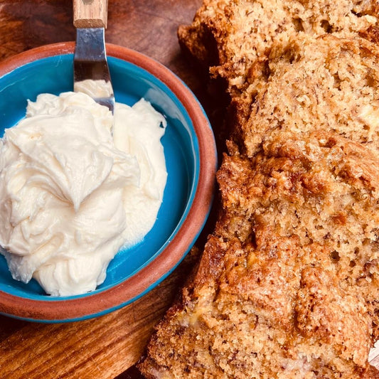 Banana Bread and Butter Cream Frosing /  Pan de Banano con un Cremoso Glaseado de Mantequilla.