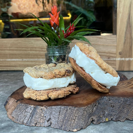 Farmhouse Ice Cream Sandwiches / Sánduches de Helado de la Finca