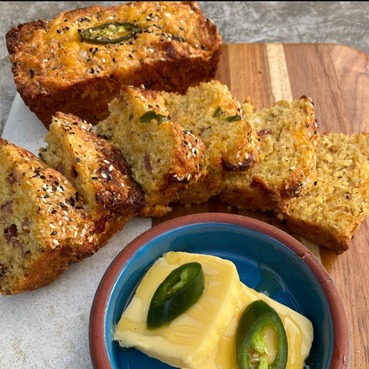 Cheese-Chile Cornbread with Bacon / Pan de Maíz con Queso, Chile y Tocino